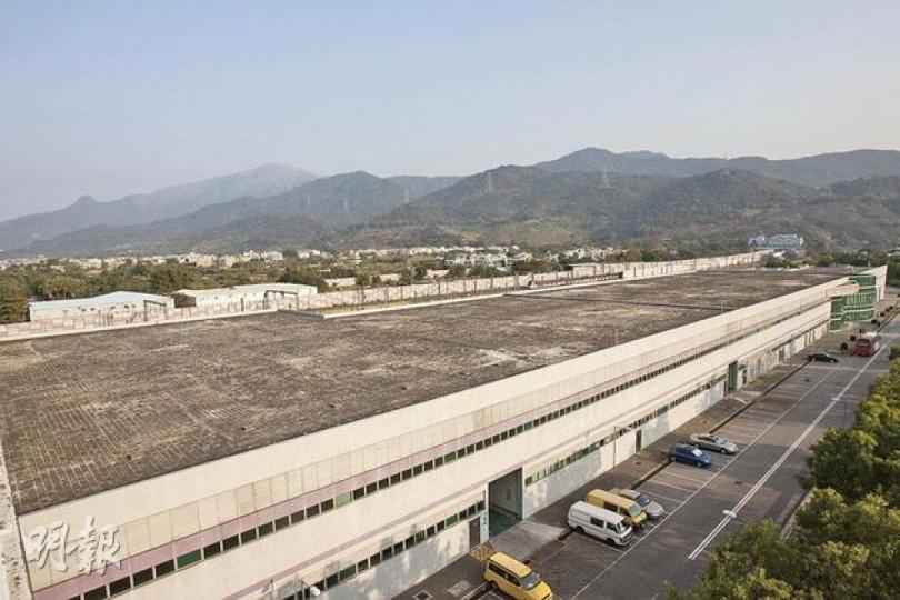 預算案提出,在西鐵元朗錦上路站和鄰近的八鄉車廠上蓋(圖)發展住宅,可供應8700個小型單位,車廠上蓋佔地約為24公頃,錦上路站則有約10公頃,附近有不少丁屋地和農地。(鄧宗弘攝) 60多歲的非原居民朱錦興居住在田心村幾十年,早年以廉價購入丁地建樓牟利,他估計住宅項目上馬後,單位價格可再上升。(鄧宗弘攝) 住在八鄉長莆村數十年的林太說,鄉郊地帶非常寧靜寫意,年屆80多歲,她仍會採摘自己種植的水果出售。她說,近年也有人向她的農地「問價」,若有高價可能會考慮出售。(鄧宗弘攝) 預算案提出,在西鐵元朗錦上路站和鄰近的八鄉車廠上蓋(圖)發展住宅,可供應8700個小型單位,車廠上蓋佔地約為24公頃,錦上路站則有約10公頃,附近有不少丁屋地和農地。(鄧宗弘攝) 60多歲的非原居民朱錦興居住在田心村幾十年,早年以廉價購入丁地建樓牟利,他估計住宅項目上馬後,單位價格可再上升。(鄧宗弘攝) 住在八鄉長莆村數十年的林太說,鄉郊地帶非常寧靜寫意,年屆80多歲,她仍會採摘自己種植的水果出售。她說,近年也有人向她的農地「問價」,若有高價可能會考慮出售。(鄧宗弘攝)