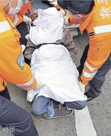 在油麻地家中將雜物掟落街女子,在警方破門入內制服時高叫「張國榮我愛你」,事後由救護員綁着送院。(蔡方山攝) 女子丟棄雜物案,現場樓層電梯大堂及後樓梯遍佈摔破的神像碎片。(林錫禮攝) 雜物擲中一隻雀鳥,牠受傷流血死在路上。(蔡方山攝) 在油麻地家中將雜物掟落街女子,在警方破門入內制服時高叫「張國榮我愛你」,事後由救護員綁着送院。(蔡方山攝) 女子丟棄雜物案,現場樓層電梯大堂及後樓梯遍佈摔破的神像碎片。(林錫禮攝) 雜物擲中一隻雀鳥,牠受傷流血死在路上。(蔡方山攝)