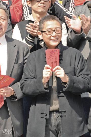 俞琤右手無名指上的疑似訂情戒指成為亮點。（攝影：黃梓烜、梁迺楠） 一向女強人姿態的何超瓊從歐洲返港，笑口盈盈，左手一直插在口袋裏，神神秘秘。（攝影：黃梓烜、梁迺楠） 俞琤在商台團拜中被記者虎視眈眈盯着，她仍保持笑容。（攝影：黃梓烜、梁迺楠） 春風吻在超瓊臉上，即使被記者追訪，她仍笑容滿面。（攝影：黃梓烜、梁迺楠） 商台主席何驥與副主席俞琤在團拜活動為金龍點晴。（攝影：黃梓烜、梁迺楠） 潘小濤（前左）大膽祝俞琤旅遊開心。（攝影：黃梓烜、梁迺楠）