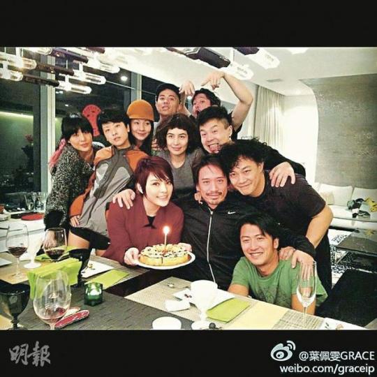 葉佩雯生日與老公郭偉亮及一大班好友慶祝。（微博圖片）