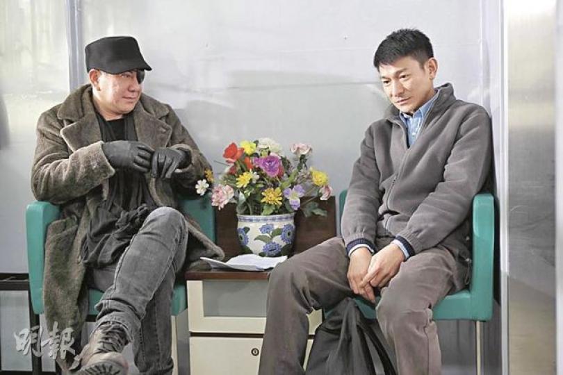 黃秋生（左）戴上眼罩配私伙長褸，被華仔（右）大讚姣得起。（微博圖片） 華仔說了什麼，逗得這位婆婆如此開心呢？（微博圖片）