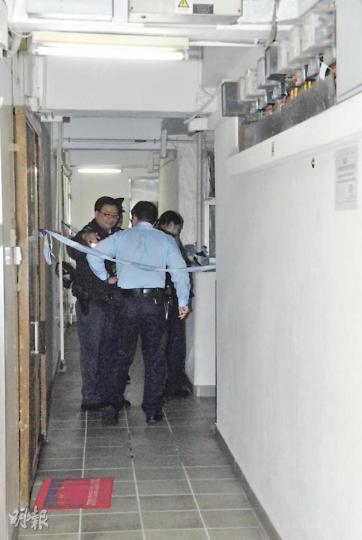 油尖警區重案組探員帶同鑑證科人員到場調查,大批警員在場協助蒐證。(伍浦鋒攝) 油尖警區重案組探員帶同鑑證科人員到場調查,大批警員在場協助蒐證。(伍浦鋒攝)