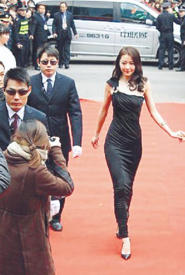 熊黛林抵冷穿上春裝行紅地氈，女人貪靚果然忍得。（微博圖片） 甄子丹為活動擔任特別嘉賓，有專人護駕，如巨星出巡。他穿上厚大褸，但依然頻嗌好凍。（微博圖片）