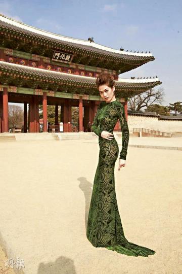 林莉在韓國的名勝展示曲線美。（微博圖片） 林莉露背拍攝，其實當時氣溫只得零下7℃。（微博圖片）