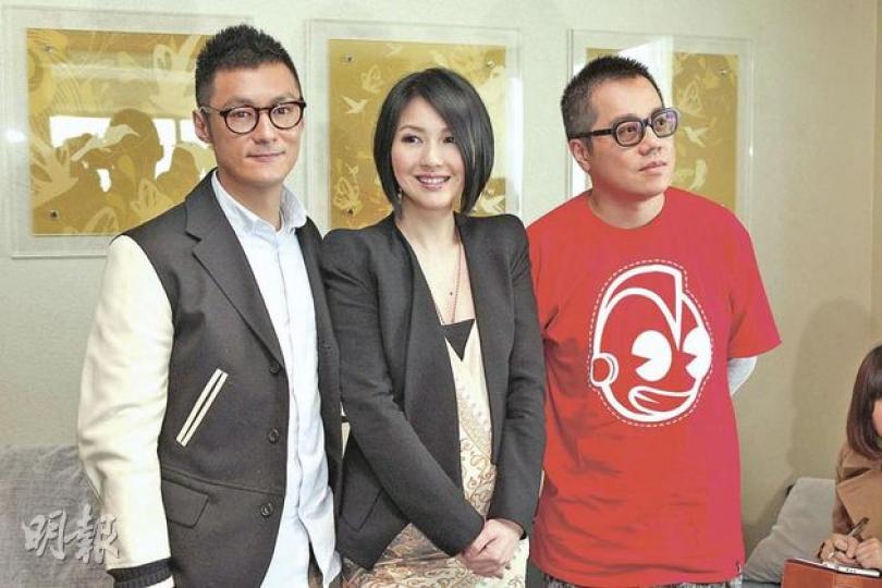 楊千嬅腹大便便仍與余文樂、彭浩翔宣傳電影《春嬌與志明》。（攝影/記者：魏人） 丁子高前晚陪伴太太千嬅切蛋糕慶祝生日。（微博圖片）