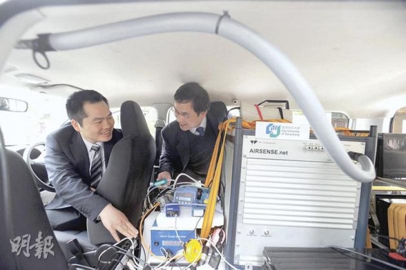 城大首創行駛車輛廢氣追蹤測試系統。負責研發的城大能源及環境學院助理教授寧治(左)說,系統能按研究員指示追蹤目標車輛。右為學院院長陳仲良。(余俊亮攝) (明報製圖) 城大首創行駛車輛廢氣追蹤測試系統。負責研發的城大能源及環境學院助理教授寧治(左)說,系統能按研究員指示追蹤目標車輛。右為學院院長陳仲良。(余俊亮攝) (明報製圖)