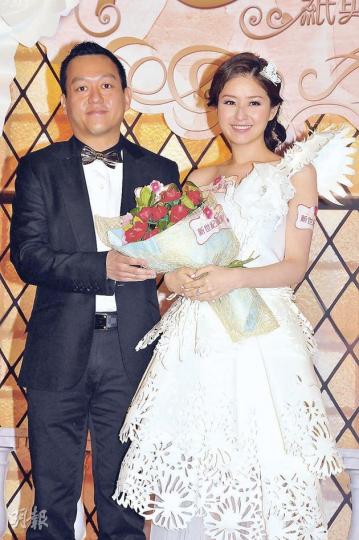 徐淑敏（右）與黃浩（左）夫妻檔出席活動獲豐厚酬勞，又可重演婚禮，一舉兩得。（攝影/記者：孫華中）