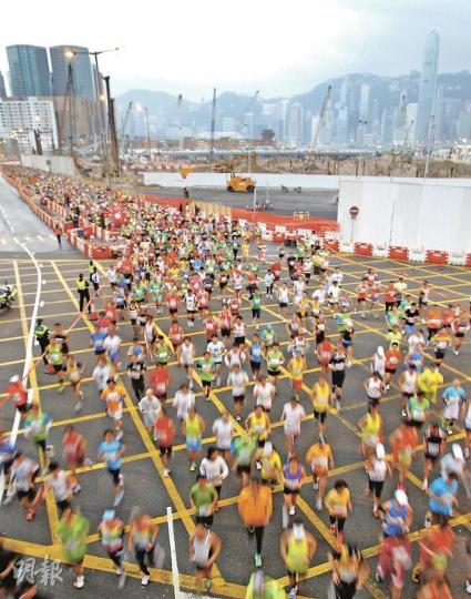 今年參加渣打馬拉松人數再創新高,落場人數高達5.9萬,是歷年之冠,較去年多4000人。圖為跑手途經西九龍,旁邊就是高鐵站的地盤。(林振東攝) (明報製圖) 今年參加渣打馬拉松人數再創新高,落場人數高達5.9萬,是歷年之冠,較去年多4000人。圖為跑手途經西九龍,旁邊就是高鐵站的地盤。(林振東攝) (明報製圖)