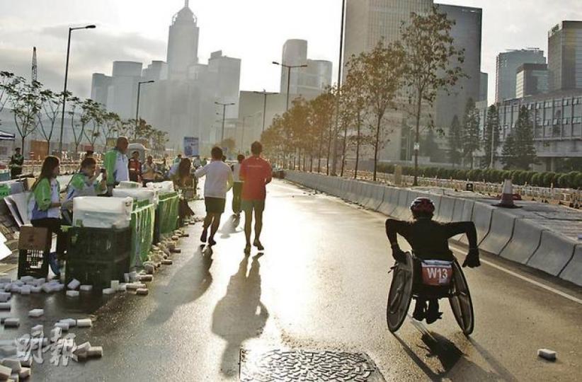 有輪椅選手表示,比賽途中有半馬及全馬的健全參賽者在路上「左穿右插」,建議大會調節各賽事起跑時間,避免輪椅賽與其他賽事相距太近。(林振東攝) 有輪椅選手表示,比賽途中有半馬及全馬的健全參賽者在路上「左穿右插」,建議大會調節各賽事起跑時間,避免輪椅賽與其他賽事相距太近。(林振東攝)