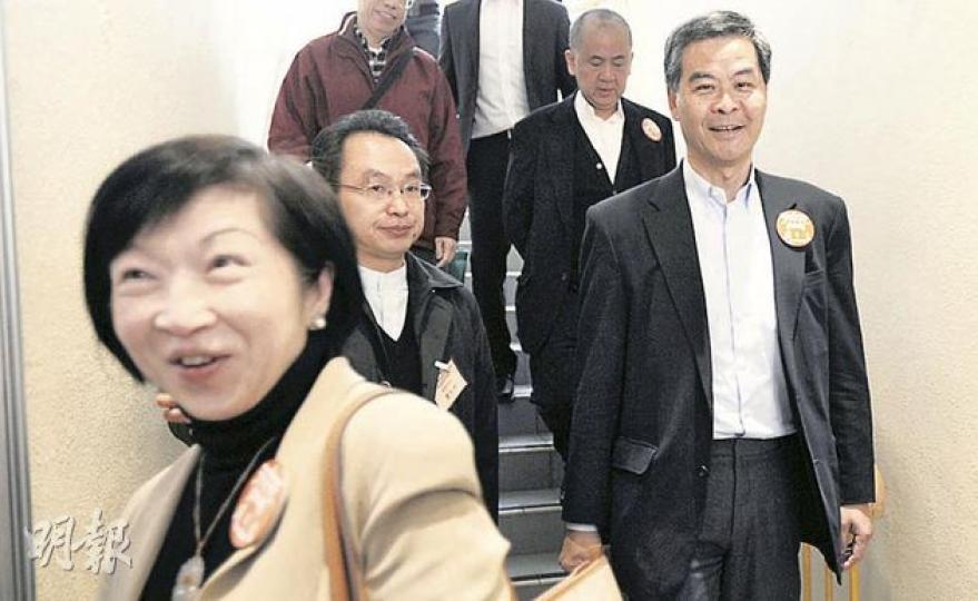 梁振英(右)昨繼續促唐英年同場辯論,交代政績。前左為梁振英競選辦主任羅范椒芬。(何家達攝) 唐英年昨日出席高教界選委特首選舉論壇,強調自己在3名參選人中最有往績可尋。(何家達攝) 何俊仁強調唐英年不應迴避同場辯論,又指曾任行會召集人的梁振英批評政府的言論,是最不負責任。(何家達攝) 梁振英(右)昨繼續促唐英年同場辯論,交代政績。前左為梁振英競選辦主任羅范椒芬。(何家達攝) 唐英年昨日出席高教界選委特首選舉論壇,強調自己在3名參選人中最有往績可尋。(何家達攝) 何俊仁強調唐英年不應迴避同場辯論,又指曾任行會召集人的梁振英批評政府的言論,是最不負責任。(何家達攝)