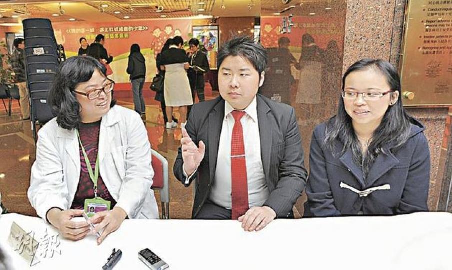 紅斑狼瘡患者病情反覆一輩子,伊利沙伯醫院兒科副顧問醫生陳桂如陪着阿斌和瑞群走過人生不同階段,不時提醒他們定期監察病情。(陳淑安攝) 紅斑狼瘡患者病情反覆一輩子,伊利沙伯醫院兒科副顧問醫生陳桂如陪着阿斌和瑞群走過人生不同階段,不時提醒他們定期監察病情。(陳淑安攝)