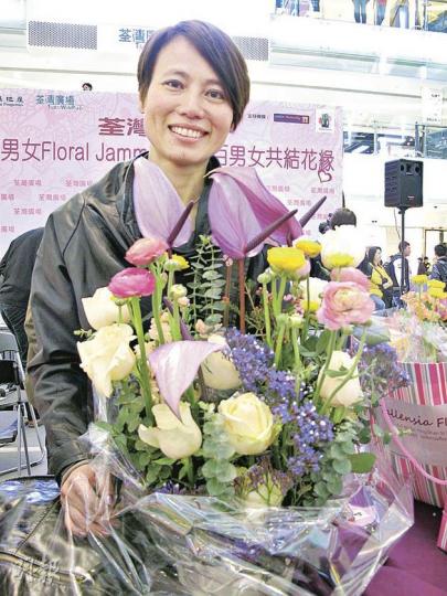 花藝設計師關淑娟說,20元一枝的紫掌(最上層的紫色花),心形花瓣加上一條花蕊,象徵「一心一意」,男士可以之代替玫瑰作主花送贈另一半,省錢之餘更顯心思。(余卓善攝) 花藝設計師關淑娟說,20元一枝的紫掌(最上層的紫色花),心形花瓣加上一條花蕊,象徵「一心一意」,男士可以之代替玫瑰作主花送贈另一半,省錢之餘更顯心思。(余卓善攝)
