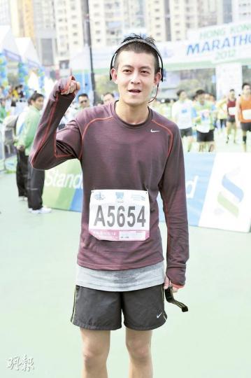 陳冠希跑畢全馬抵達終點時露出滿意笑容，想不到聽到被指跑步做慈善為洗底，立即燥火起來。（攝影：劉永銳） 賽前陳冠希做足熱身。（攝影：劉永銳） 陳冠希等候開跑期間祈禱，顯然心情緊張。（攝影：劉永銳） 陳冠希形容得到的獎牌為「Golden Eye」，並上載微博跟大家分享。（微博圖片）
