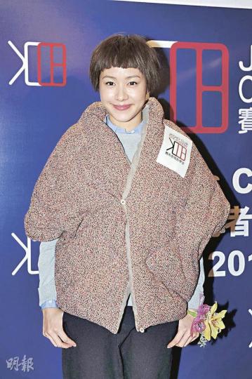 林嘉欣穿鬆身衫再加一件褸遮掩肚部，被誤會再度懷孕。（攝影﹕黃梓烜）