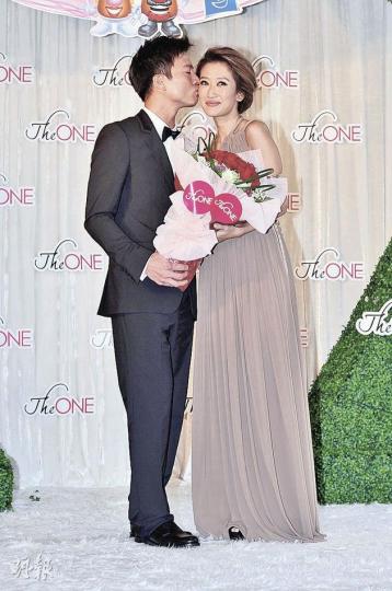 安志杰送花兼送吻，謝婷婷甜在心頭。（攝影：劉永銳） 謝婷婷只要與男友安志杰出席活動，不介意原價以情侶檔出席。（攝影：劉永銳）