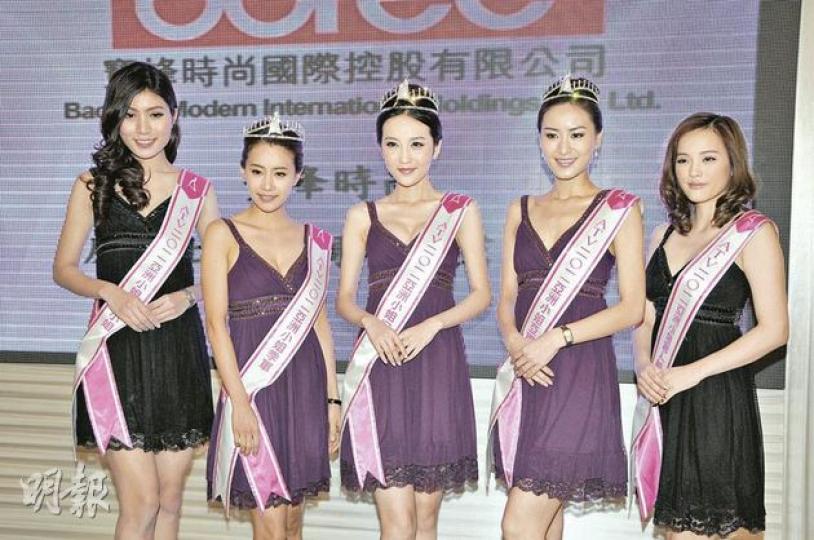 陳思恩（左起）、洪利朱、馮雪冰、王家敏及井上雪莉出席頒獎活動，當中以大騷事業線的馮雪冰最搶鏡。（攝影：梁迺楠）