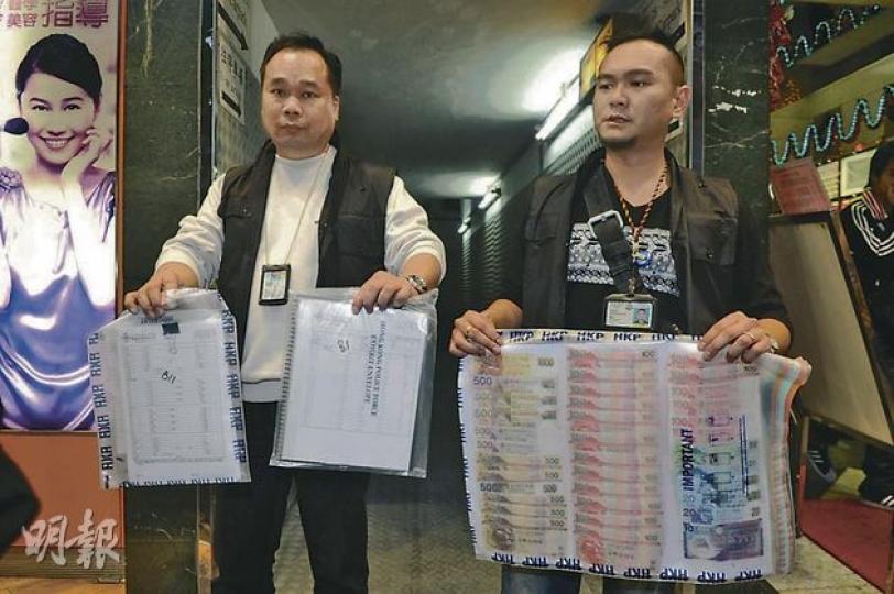 新界南總區反黑組根據線報,在旺角金雞廣場搗破一個高利貸集團及中介公司,拘捕4男1女及檢走一批證物。 (衛永康攝) 新界南總區反黑組根據線報,在旺角金雞廣場搗破一個高利貸集團及中介公司,拘捕4男1女及檢走一批證物。 (衛永康攝)