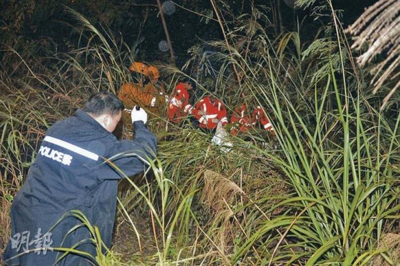 老婦的屍體被發現在青沙公路橋底山邊草叢,警方通宵封鎖現場調查。(衛永康攝) 老婦的屍體被發現在青沙公路橋底山邊草叢,警方通宵封鎖現場調查。(衛永康攝)