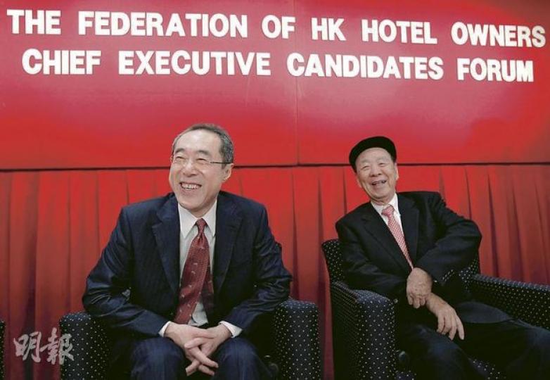 特首參選人唐英年(左)昨在酒店界選委的交流會上,建議政府不設底價拍賣酒店用地,又支持落實會展3期。圖右為酒店業主聯會主席呂志和。(林振東攝) 特首參選人梁振英(前)昨與工聯會立法會議員黃國健、王國興、葉偉明及潘佩璆會面,就標準工時立法交流意見。(郭慶輝攝) 特首參選人唐英年(左)昨在酒店界選委的交流會上,建議政府不設底價拍賣酒店用地,又支持落實會展3期。圖右為酒店業主聯會主席呂志和。(林振東攝) 特首參選人梁振英(前)昨與工聯會立法會議員黃國健、王國興、葉偉明及潘佩璆會面,就標準工時立法交流意見。(郭慶輝攝)