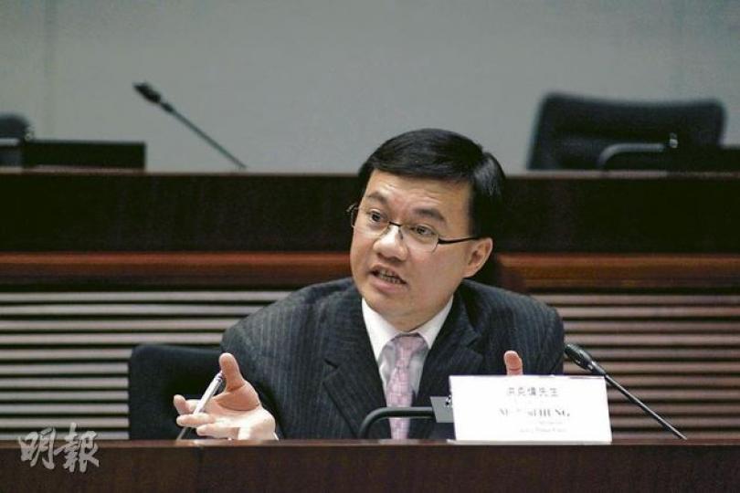 警務處行動處長洪克偉昨出席立法會保安事務委員會,回應政要訪港期間的保安安排,表示過往未聞說要員保護組要與港大校長就學校活動保安事宜接觸,但會研究此建議。(郭慶輝攝) (明報製圖) (明報製圖) 警務處行動處長洪克偉昨出席立法會保安事務委員會,回應政要訪港期間的保安安排,表示過往未聞說要員保護組要與港大校長就學校活動保安事宜接觸,但會研究此建議。(郭慶輝攝) (明報製圖) (明報製圖)