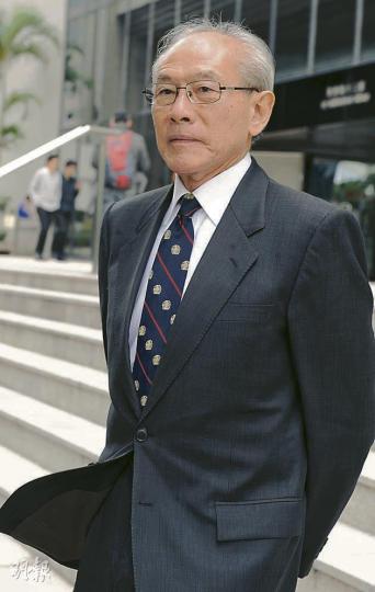 港大外科學系前系主任黃健靈透露,曾向已故前高院首席法官梁紹中及前上訴庭法官廖子明查詢,兩人均指下屬盜款可以「私了」。(劉焌陶攝) 港大外科學系前系主任黃健靈透露,曾向已故前高院首席法官梁紹中及前上訴庭法官廖子明查詢,兩人均指下屬盜款可以「私了」。(劉焌陶攝)