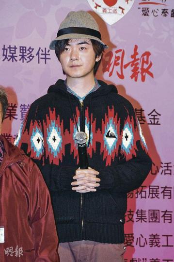 洪卓立因為外婆的離開，讓他更懂得珍惜身邊人。（攝影﹕梁迺楠） 洪卓立派利市給長者，送上祝福。（攝影﹕梁迺楠）