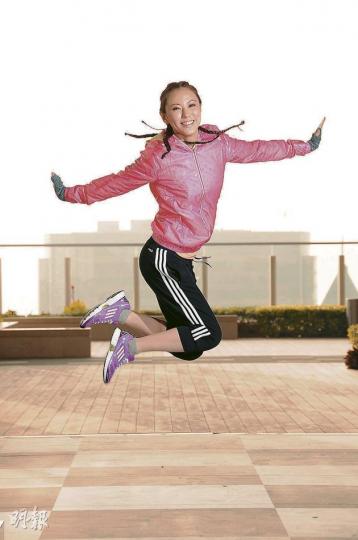 粉紅色風褸 $599 -- 「Competition」adizero feather跑鞋$799（攝影：梁迺楠） 紫色羽絨$1199 -- 「Competition」adizero feather跑鞋$799（攝影：梁迺楠） 銀白色風褸 $599 -- 「Competition」adizero feather跑鞋$799（攝影：梁迺楠） 藍色風褸$599 -- 「Stability」adizero tempo 4跑鞋$769（攝影：梁迺楠） 粉紅色羽絨外套$999 -- 「Stability」a