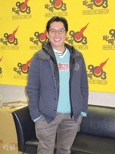 阿倫發起人人一點光的拍照活動，希望全世界也擁有正能量。（攝影/記者：孫慧莊）
