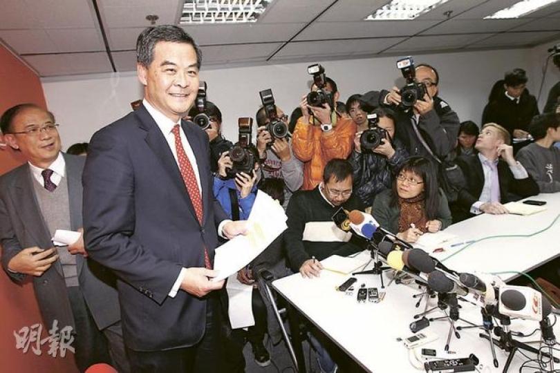 特首參選人梁振英(左二)昨為西九漏報事件再度會見傳媒,對於外界形容政府前日發出新聞稿是「挺唐打梁」,梁透露昨早曾致電特首曾蔭權,表示有信心政府不會偏幫任何參選人。(李紹昌攝) 大批記者昨追問特首曾蔭權是否「挺唐打梁」,他搖頭回應。(李紹昌攝) 特首參選人梁振英(左二)昨為西九漏報事件再度會見傳媒,對於外界形容政府前日發出新聞稿是「挺唐打梁」,梁透露昨早曾致電特首曾蔭權,表示有信心政府不會偏幫任何參選人。(李紹昌攝) 大批記者昨追問特首曾蔭權是否「挺唐打梁」,他搖頭回應。(李紹昌攝)