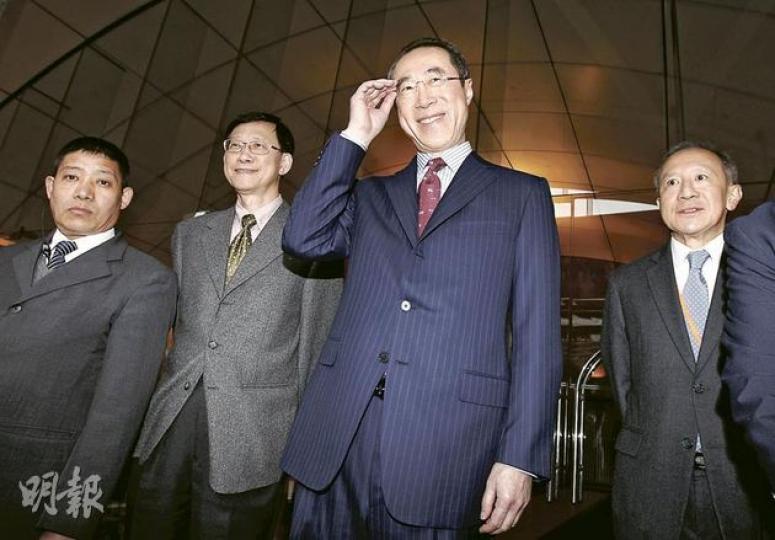 唐英年(右二)回應梁振英被指漏報利益,表示自己2008年出任西九管理局主席後,曾再三提醒成員,若與任何公司有關連,必須申報。(李紹昌攝) 唐英年(右二)回應梁振英被指漏報利益,表示自己2008年出任西九管理局主席後,曾再三提醒成員,若與任何公司有關連,必須申報。(李紹昌攝)