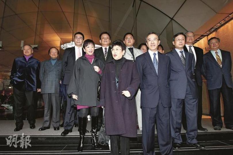 自由黨副主席周梁淑怡(前排左一)、主席劉健儀(前排左二)和榮譽主席田北俊(前排左三)等多名選委,昨日聯同友好前往唐英年競選總部,遞交已簽名支持唐的提名表。(李紹昌攝) 特首參選人梁振英臨時缺席活動,令太太唐青儀(左)單刀赴會,她強調丈夫誠信「完全無問題」,不擔心風波會拖垮其選情。(李紹昌攝) 自由黨副主席周梁淑怡(前排左一)、主席劉健儀(前排左二)和榮譽主席田北俊(前排左三)等多名選委,昨日聯同友好前往唐英年競選總部,遞交已簽名支持唐的提名表。(李紹昌攝) 特首參選人梁振英臨時缺席活動,令太太唐青儀(左)單刀赴會,她強調丈夫誠信「完全無問題」,不擔心風波會拖垮其選情。(李紹昌攝)