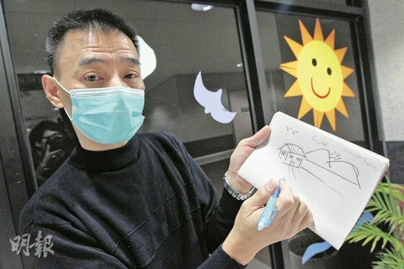 與失散20年父親團聚的唐務嘉,昨再探老父,其間與妹妹談起童年往事,表示小時候常邊畫畫邊講故事逗弟妹。另一妹妹唐展碧亦已於日前到醫院探望父親,圓了老人家心願。(李澤彤攝) 與失散20年父親團聚的唐務嘉,昨再探老父,其間與妹妹談起童年往事,表示小時候常邊畫畫邊講故事逗弟妹。另一妹妹唐展碧亦已於日前到醫院探望父親,圓了老人家心願。(李澤彤攝)