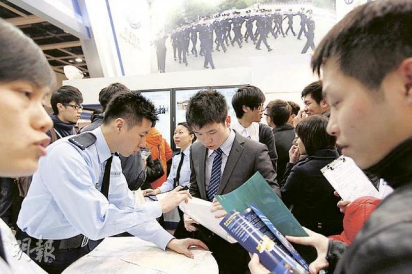 貿發局昨日起舉辦的「教育及職業博覽2012」,吸引不少在學及畢業生到場,當中以警隊的展區最受歡迎,首日已有逾百人報考。(郭慶輝攝) 部分學生和求職人士擔心欠高學歷,難以在市場競爭,打算報讀婚禮統籌一類以創意及服務主打的行業及職前培訓,盼以專業才能提高競爭力。(郭慶輝攝) (明報製圖) 貿發局昨日起舉辦的「教育及職業博覽2012」,吸引不少在學及畢業生到場,當中以警隊的展區最受歡迎,首日已有逾百人報考。(郭慶輝攝) 部分學生和求職人士擔心欠高學歷,難以在市場競爭,打算報讀婚禮統籌一類以創意及服務主打的行業及職前培訓,盼以專業才能提高競爭力。(郭慶輝攝) (明報製圖)