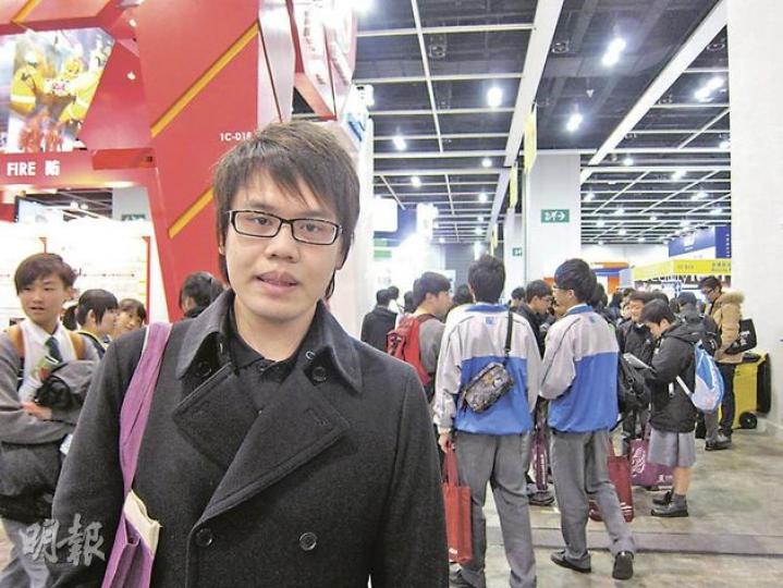 2009年中七畢業生馮先生認為,自己已完成高中課程,希望繼續進修以獲得更高學位,但不願「往下流」任職勞力工作。 (錢瑋琪攝) 2009年中七畢業生馮先生認為,自己已完成高中課程,希望繼續進修以獲得更高學位,但不願「往下流」任職勞力工作。 (錢瑋琪攝)
