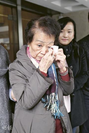 甘老太麥少珍作供後,在庭外訴說成為兩兒子「磨心」,表示「發夢都估唔到會咁(打官司)」,無奈稱自己「無辦法」時忍不住在記者前嗚咽,以紙巾輕拭眼淚。(郭慶輝攝) 甘老太麥少珍作供後,在庭外訴說成為兩兒子「磨心」,表示「發夢都估唔到會咁(打官司)」,無奈稱自己「無辦法」時忍不住在記者前嗚咽,以紙巾輕拭眼淚。(郭慶輝攝)