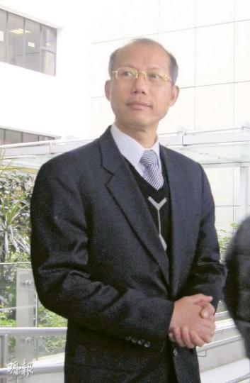 中醫夏德建昨供稱,活絡油有少許止血功效,跌打酒、跌打丸和「通脈丹」,主要用於止痛。(黃景怡攝) 中醫夏德建昨供稱,活絡油有少許止血功效,跌打酒、跌打丸和「通脈丹」,主要用於止痛。(黃景怡攝)
