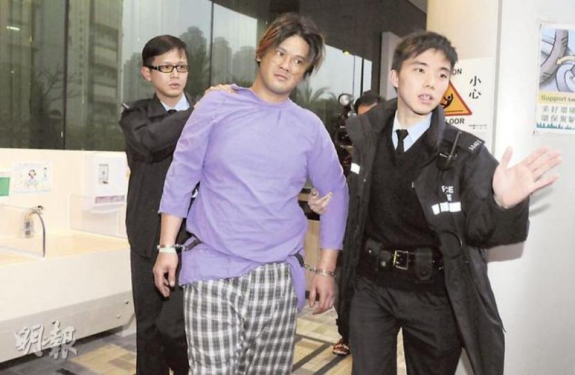 涉在大欖隧道搶的士男子(右),翻車失事送院敷治後被捕。(蔡方山攝) 遭男乘客搶駕之的士在大欖隧道失控翻側,嚴重損毁。(蔡方山攝) 涉在大欖隧道搶的士男子(右),翻車失事送院敷治後被捕。(蔡方山攝) 遭男乘客搶駕之的士在大欖隧道失控翻側,嚴重損毁。(蔡方山攝)