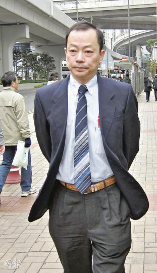 趙蟾雄昨離開時不再如以往般笑容滿面,面對記者提問案件會否令他留下污點,他只回應「無可奉告」。(林綺琪攝) 趙蟾雄昨離開時不再如以往般笑容滿面,面對記者提問案件會否令他留下污點,他只回應「無可奉告」。(林綺琪攝)