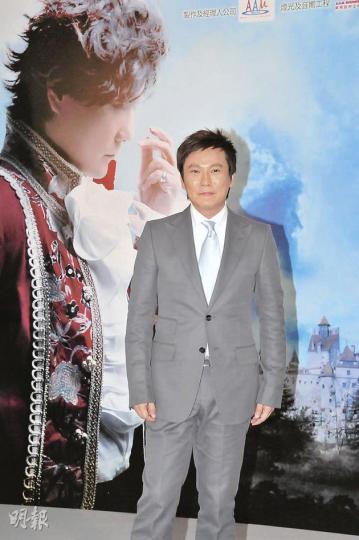 張信哲在演唱會變身鬥牛勇士表演。（攝影/記者：孫華中）