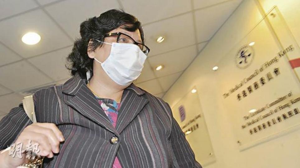 女西醫倫韻妮(圖)為病人看肺部X光片時「走漏眼」,看不到病人肺部有腫瘤,被醫委會罰停牌1個月。(劉焌陶攝) 女西醫倫韻妮(圖)為病人看肺部X光片時「走漏眼」,看不到病人肺部有腫瘤,被醫委會罰停牌1個月。(劉焌陶攝)