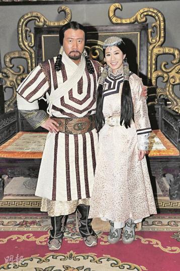 胡軍視佘詩曼如妹妹，緋聞未影響兩人合作；昨日兩人在橫店大方接受本報記者訪問，以行動闢謠。（攝影/記者﹕魏幼芳、林祖傑） 阿佘被屈緋聞而憤怒了，在微博宣泄不滿。（微博圖片） 惹火的佘詩曼笑一笑也會惹緋聞，阿佘一於少理，繼續跟胡軍有講有笑。（攝影/記者﹕魏幼芳、林祖傑） 監製徐小明一絲不苟，親自指導胡軍與阿佘演出。（攝影/記者﹕魏幼芳、林祖傑）