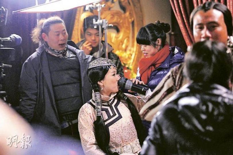 每次停機，阿佘有助手、化妝師上前侍候。（攝影/記者﹕魏幼芳、林祖傑） 佘詩曼雙手有熊貓包包保暖，埋位前要「出手」唔容易。（攝影/記者﹕魏幼芳、林祖傑）