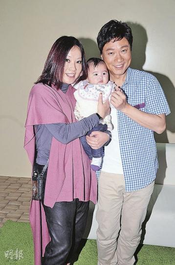 黎耀祥太太抱着可愛B女大叫可愛，她恨有一個，祥仔表示會努力。（攝影：黃梓烜） 剃了頭的黎耀祥戴假髮與一班小朋友拍攝廣告照。（攝影：黃梓烜）