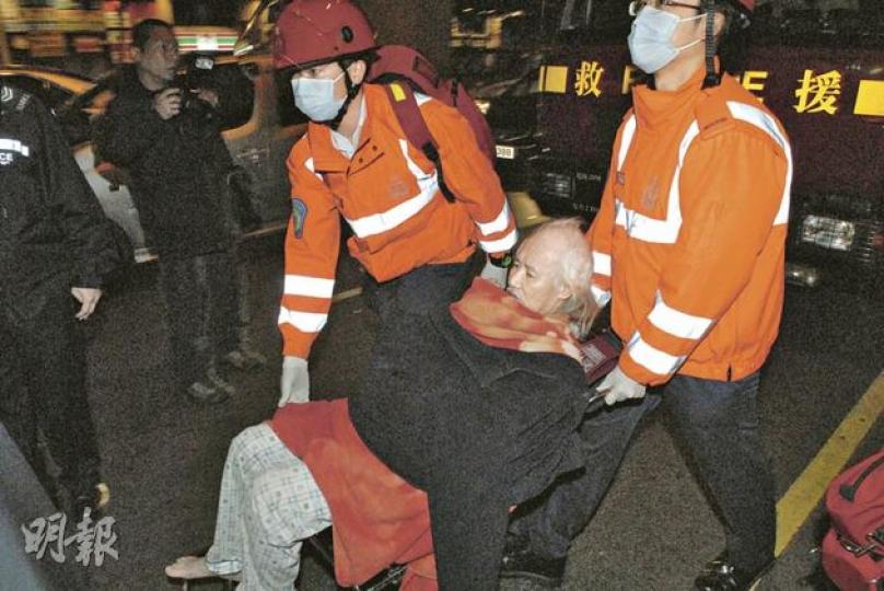 伴屍多日的老翁與警方對峙逾4小時後,由消防飛將軍救回屋內安全地方,交救護車送院檢驗。(伍浦鋒攝) 伴屍多日的老翁與警方對峙逾4小時後,由消防飛將軍救回屋內安全地方,交救護車送院檢驗。(伍浦鋒攝)
