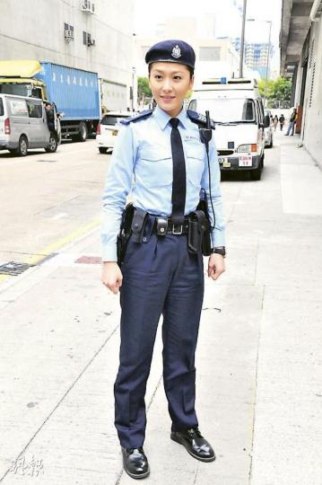 Niki在新劇《女警愛作戰》有不少動作及危險鏡頭都親身上陣。（攝影/記者﹕孫華中）戲中狂徒向衝鋒車擲汽油彈，坐在車上的周麗淇眼前一片火海。（攝影/記者﹕孫華中）現場有不少學生邊看拍攝邊為Niki打氣。（攝影/記者﹕孫華中）