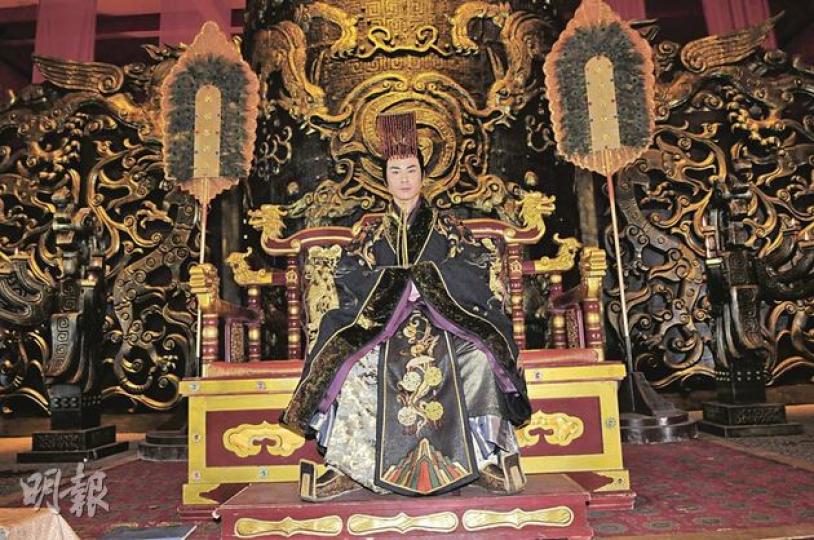 鄭嘉穎以每集25萬人民幣拍《英雄》，拍30集收近千萬港元，嘉穎舉手投足也表現千萬視帝的氣派。（攝影/記者﹕魏幼芳、林祖傑）鄭嘉穎的吳王唔易做，他形容頭飾似啞鈴壓頂，但為表現氣勢，更重也頂硬上。（攝影/記者﹕魏幼芳、林祖傑）影城是旅遊景點，故嘉穎拍戲時，周圍有遊客湊熱鬧。（攝影/記者﹕魏幼芳、林祖傑）秦王宮是橫店最大的實景錄影廠，宮廷的氣勢，港劇難以比較。（攝影/記者﹕魏幼芳、林祖傑）