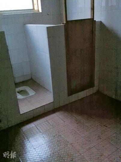 要幫襯橫店的無門廁格，要先預備三寶。（攝影/記者﹕魏幼芳）