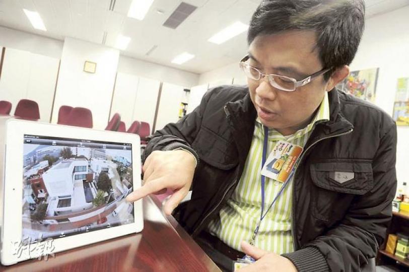 立法會議員涂謹申質疑,僭建證據明確,唐英年卻否認僭建,反映他的誠信有問題,屋宇署有必要立即派員進入唐宅調查及執法。(明報記者攝) (明報製圖) 立法會議員涂謹申質疑,僭建證據明確,唐英年卻否認僭建,反映他的誠信有問題,屋宇署有必要立即派員進入唐宅調查及執法。(明報記者攝) (明報製圖)