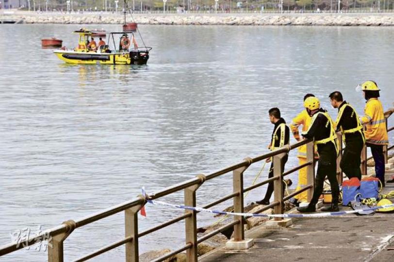 消防派出蛙人到荃灣海濱花園長廊對出海面,搜索疑墮海失蹤女護士唐家莉。(樊銳昌攝) 失蹤女護家人昨午在岸邊等候消息,其間不斷拭淚。(樊銳昌攝) 警員在荃灣海濱公園的長廊上,檢獲疑墮海失蹤女護的一雙黃色鞋子。(樊銳昌攝) 消防派出蛙人到荃灣海濱花園長廊對出海面,搜索疑墮海失蹤女護士唐家莉。(樊銳昌攝) 失蹤女護家人昨午在岸邊等候消息,其間不斷拭淚。(樊銳昌攝) 警員在荃灣海濱公園的長廊上,檢獲疑墮海失蹤女護的一雙黃色鞋子。(樊銳昌攝)