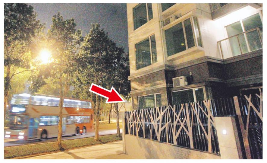 天海宇平台單位(箭嘴示)差不多貼近地面,對上一層是5樓,無綫新聞報道業主投訴單位矮過雙層巴士,令他感覺「好像被騙」。(李澤彤攝) (明報製圖) 天海宇平台單位(箭嘴示)差不多貼近地面,對上一層是5樓,無綫新聞報道業主投訴單位矮過雙層巴士,令他感覺「好像被騙」。(李澤彤攝) (明報製圖)